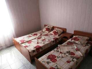 Гостевой дом Ника Кабардинка Двухместный номер с 2 отдельными кроватями и общей ванной комнатой-1